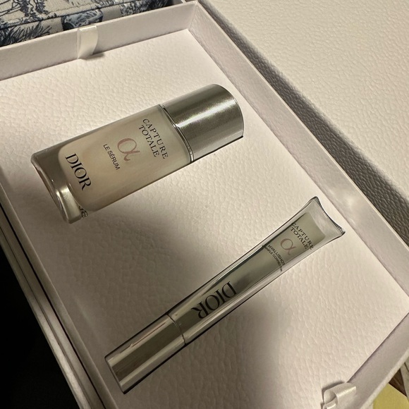 DIOR-“AROUND THE WORLD” VANITY CASE/HAND TOWELS/CAPTURE TOTALE HYALUSHOT & CREAM - Picture 13 of 16